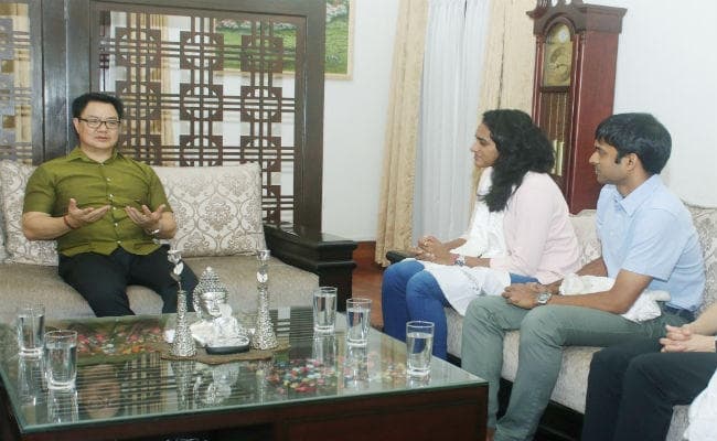 खेल मंत्री रीजीजू ने पीवी सिंधू को दिया दस लाख का चेक