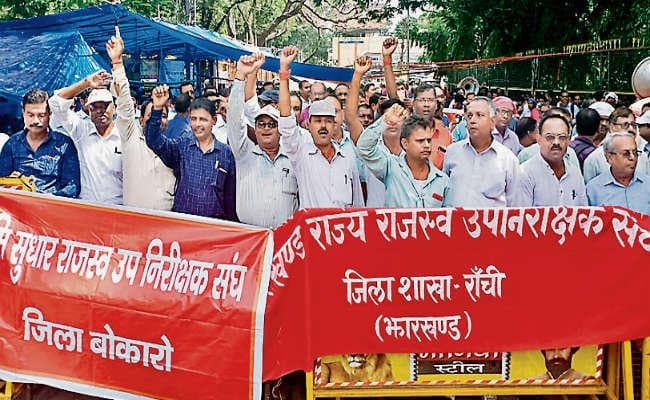 मांगों को लेकर मंत्री आवास का किया घेराव