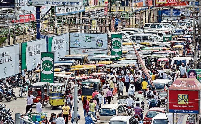 निगम ने कहा, दूसरे रूट पर चलायें तो आपत्ति नहीं है, चालकों ने जताया विरोध