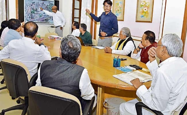 सीएम ने देखी यूनिवर्सिटी की डिजाइन ऑडिटोरियम समेत सभी सुविधाएं