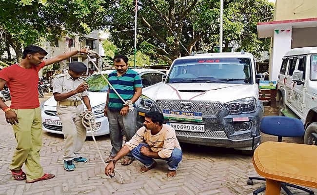 नेताजी की स्कॉर्पियो व पुलिस लिखी बोलेरो से ढोयी जा रही थी शराब