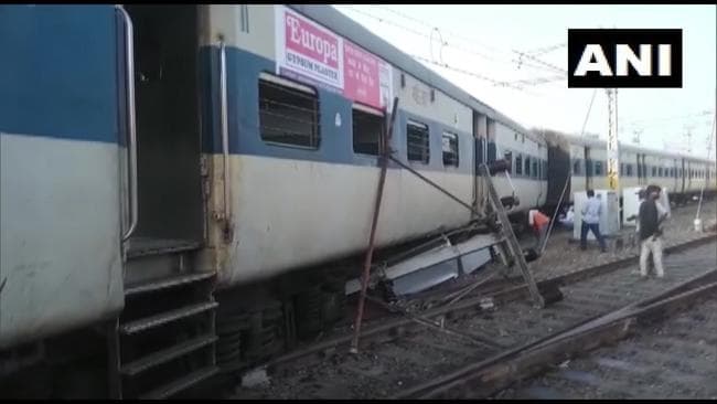 कानपुर सेंट्रल रेलवे स्टेशन की बाउंड्री तोड़ बाहर निकली मेमू ट्रेन, चार डिब्बे पटरी से उतरे