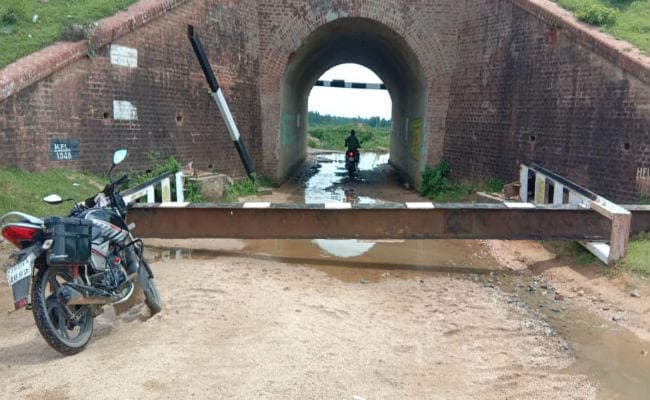 हजारीबाग : बरियौन रेलवे पुल का हाई बैरियर गिरा, पलमा-केशवारी रोड जाम