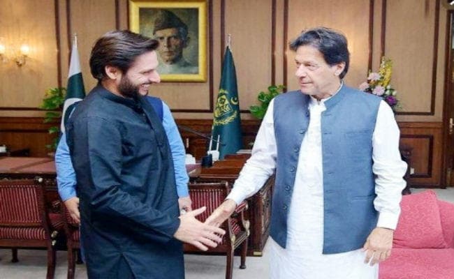 इमरान खान के झांसे में आये पाक क्रिकेटर, 6 सितंबर को LOC का दौरा करेंगे अफरीदी