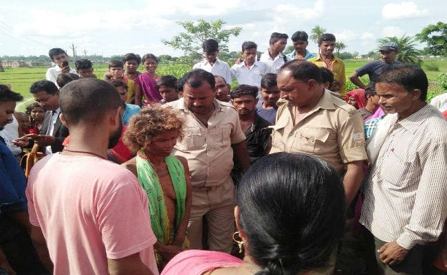 बच्चा चोरी की अफवाह में विक्षिप्त महिला को लोगों ने पीटा