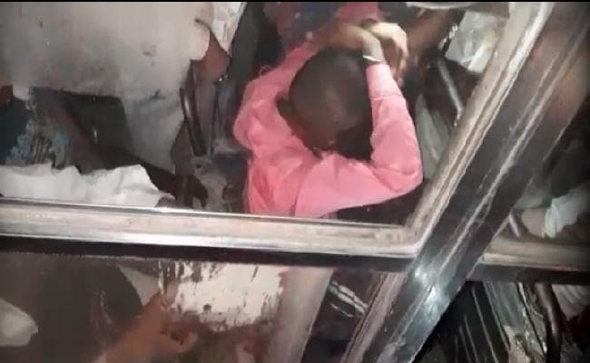 मॉब लिंचिंग : बच्चा चोरी के आरोप में चलती बस में युवक की पिटाई, देखें... VIDEO