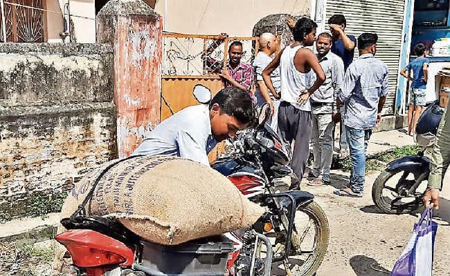 कोडरमा में पीडीएस दुकान से अनाज लूट ले गये लोग