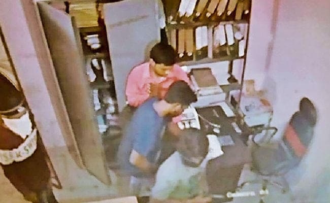 वैशाली : फाइनेंस कंपनी के कार्यालय से पांच लाख की लूट