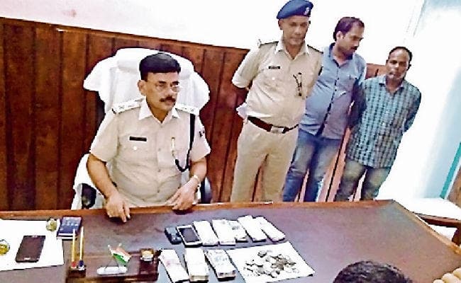 कैमूर : 7.50 लाख के नकली नोट व चांदी के 104 सिक्के बरामद