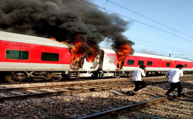 हादसा: तेलांगना एक्सप्रेस के एसी कोच में भीषण आग, समय रहते बचा लिए गए सभी यात्री