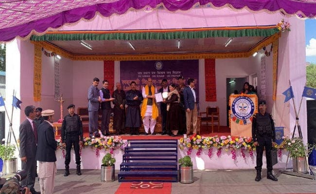 #JammuKashmir: राजनाथ सिंह पहुंचे लद्दाख तो येचुरी जाएंगे श्रीनगर, पांच जिलों में फोन सेवा बहाल