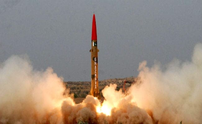 भारत से जारी तनाव के बीच पाकिस्तान ने किया बैलेस्टिक मिसाइल ''गजनवी'' का परीक्षण