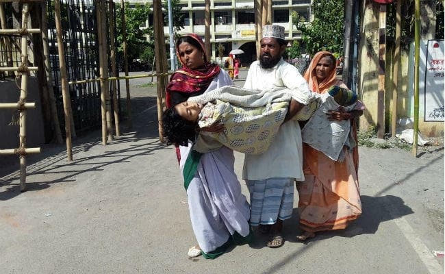 मानवता शर्मसार : हाथों में छोटी बच्‍ची का शव लेकर भटकता रहा पिता, नहीं मिला वाहन