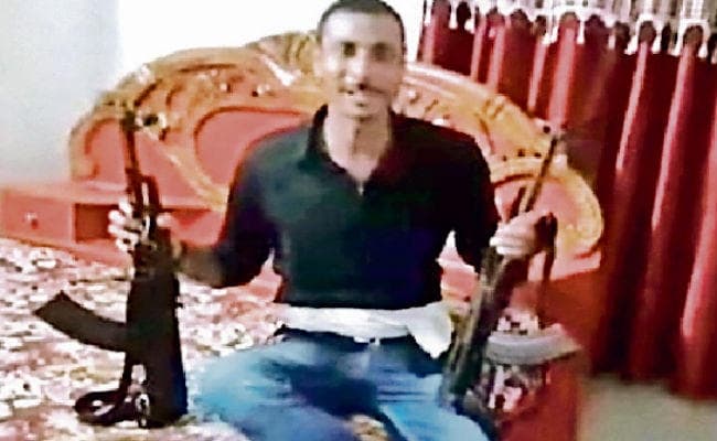 पटना : एक हाथ में दो एके 47 लहराते वीडियो जारी, पुलिस जांच में जुटी