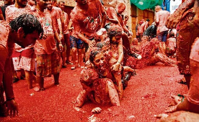 ला टोमैटिना फेस्टिवल : .....जब एक लाख किलो टमाटर से लाल हुआ स्पेन