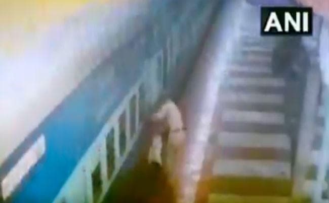देखें वीडियो: चलती ट्रेन में चढ़ने की कोशिश कर रहा था शख्स, तभी फिसला पैर और...