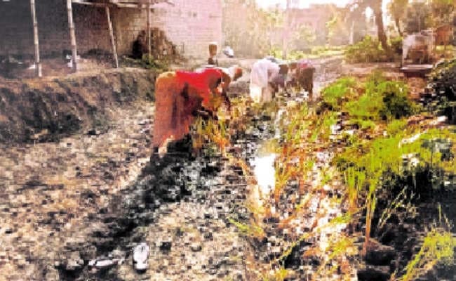 नेता जी, पधारो हमारे गांव पर आओ सिर्फ खाली पांव