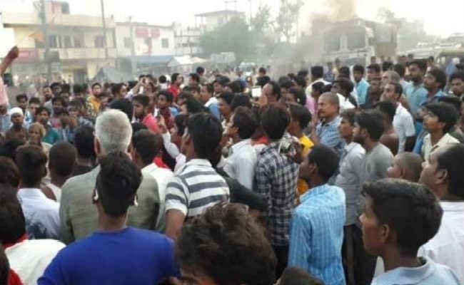 चीफ इंजीनियर की गिरफ्तारी के लिए सड़क पर उतरे लोग