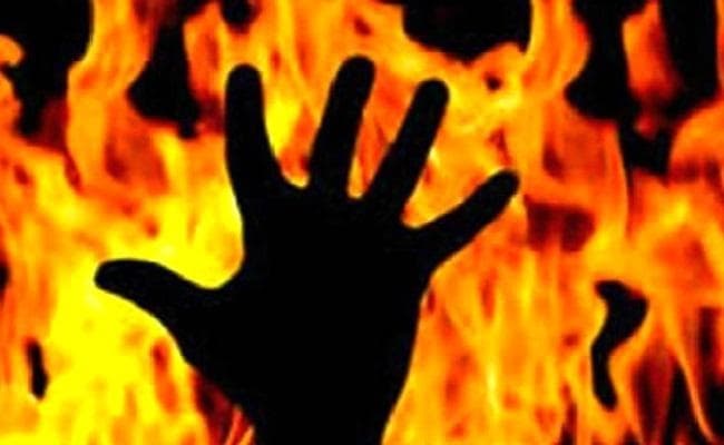 गैंगरेप पीड़िता ने मां सहित किया आत्मदाह का प्रयास