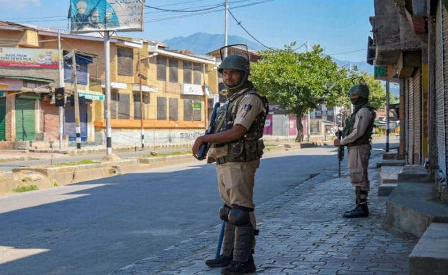 कश्मीर घाटी में एहतियाती तौर पर फिर प्रतिबंध, श्रीनगर की प्रमुख मस्जिदों में नहीं हुई जुमे की नमाज