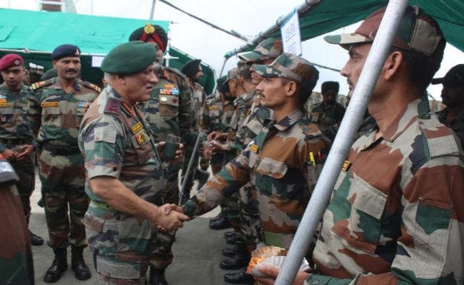 Article 370 हटने के बाद सेना प्रमुख पहली बार पहुंचे LOC