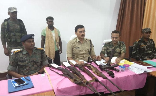 लातेहार : टीपीसी का उग्रवादी जीवलाल गंझू को पुलिस ने दबोचा, हथियार बरामद