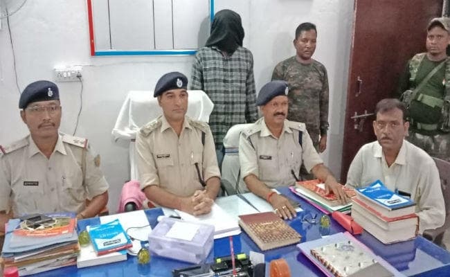 बरकट्ठा पुलिस ने अंतरजिला अपराधी सुरेश साव को हथियार के साथ किया गिरफ्तार