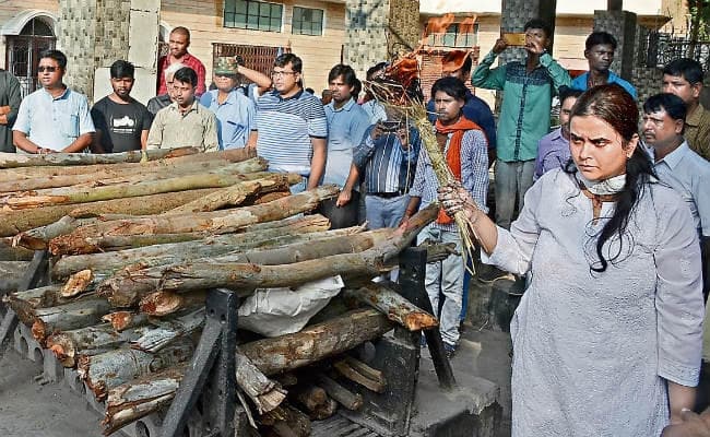 रांची : बेटी जूही ने निभाया बेटे का फर्ज, राजकीय सम्मान के साथ एसीजे प्रशांत कुमार का किया गया अंतिम संस्कार
