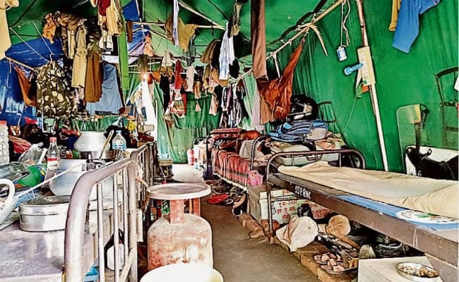 बैरक की क्षमता 1200 की, रहते हैं कुल पांच हजार पुलिसकर्मी, खानाबदोश की जिंदगी जीने को हैं मजबूर