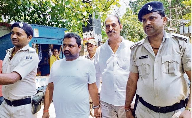 बाढ़ : अनंत की पत्नी नीलम पहुंचीं महिला आयोग, करीबी भूषण ने बाढ़ कोर्ट में किया सरेंडर