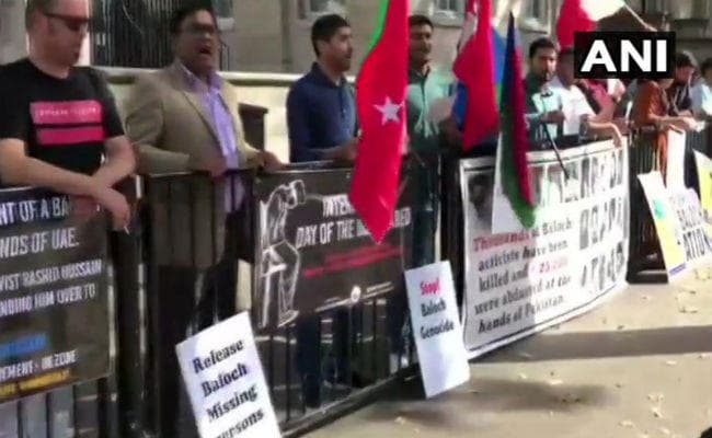 ब्रिटेन: प्रधानमंत्री आवास के बाहर इकट्ठा हुए बलोच कार्यकर्ता, पाकिस्तान के खिलाफ किया प्रदर्शन