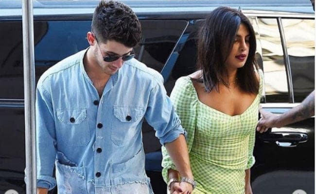 PHOTOS : न्‍यूयॉर्क की सड़कों पर पति निक का हाथ थामे यूं दिखीं प्रियंका चोपड़ा