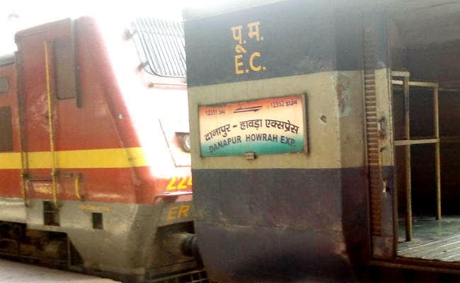 चलती ट्रेन में हथियारबंद अपराधियों ने छपरा के यात्री से की लूटपाट, वैक्यूम कर ट्रेन रोक दी और चलते बने