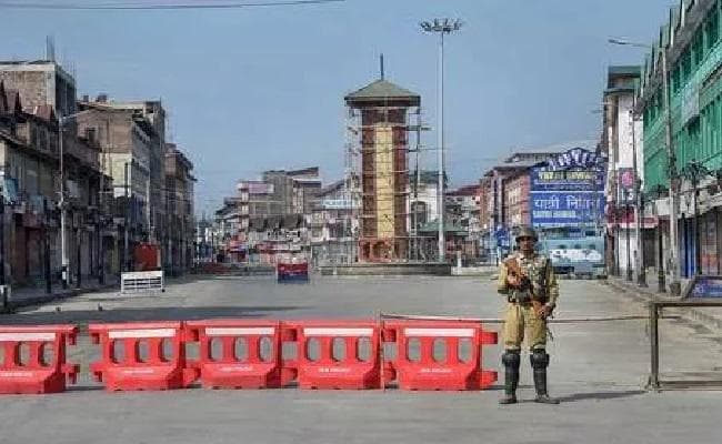 कश्मीर के अधिकतर हिस्सों में लोगों के आवागमन पर लगा प्रतिबंध हटाया गया