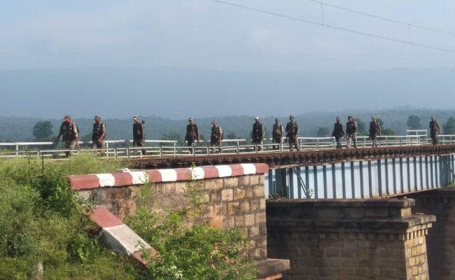 बोकारो : लुगु के टूटीझरना जंगल में नदी पार कर रहे थे नक्‍सली, पुलिस ने घेरा, हुई मुठभेड़