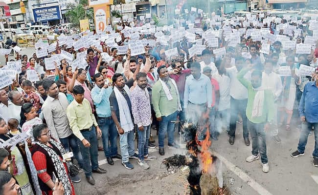 मसीहियों ने भेदभाव का लगाया आरोप, सरकार का  फूंका पुतला