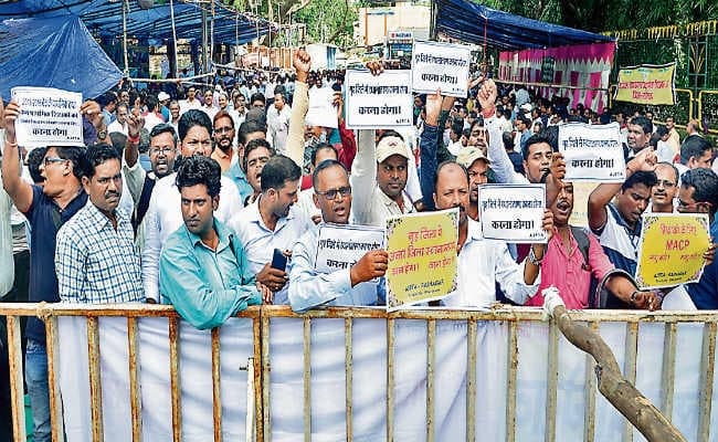 शिक्षकों ने राजभवन के समक्ष किया प्रदर्शन, कहा- मध्य विद्यालय में हेडमास्टर के रिक्त 95% पदों पर शिक्षकों को दें प्रोन्नति