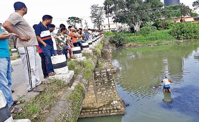 परिजनों ने शव नदी में बहाया, फिर पुलिस को दी सूचना