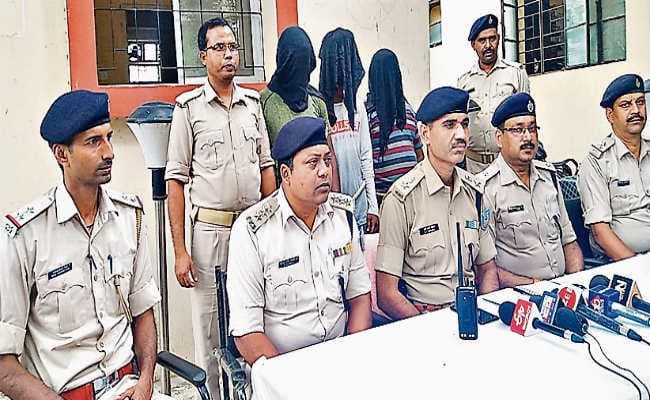 लूट व चेन छिनतई करनेवाले दो अपराधी और ज्वेलर गिरफ्तार