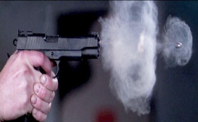 घर में घुस कर दो छात्रों को मारी गोली, एक की हालत गंभीर