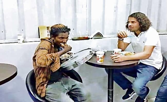 तेज प्रताप ने खाया डफली बजानेवाले के साथ खाना