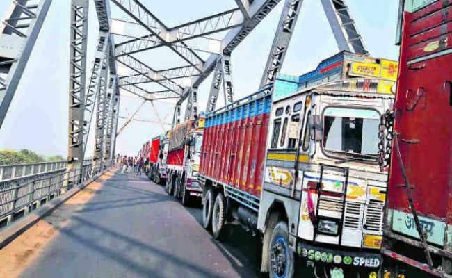 राजेन्‍द्र पुल में आई दरार, भारी वाहनों का आवागमन बंद