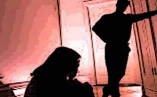 हाथ-पैर बांध कर महिला से दुष्कर्म, शोर मचाने पर परिजनों ने युवक को पकड़ा और फिर...