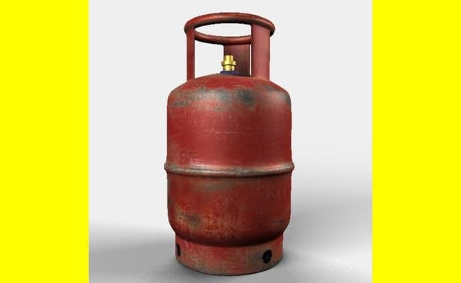 रसोई में लगी ‘आग’, 14.2 किलो की गैस 16 रुपये और 19 किलो के सिलिंडर के दाम 51 रुपये बढ़े