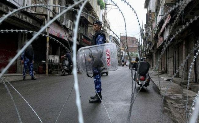 पाबंदियों में ढील के बावजूद कश्मीर में सामान्य जनजीवन प्रभावित, अप्रिय घटना की सूचना नहीं
