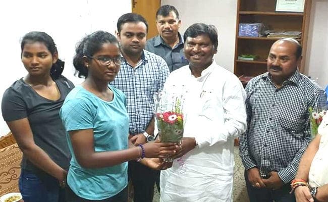 गोल्‍ड मेडलिस्‍ट तीरंदाज कोमोलिका बारी ने केंद्रीय मंत्री अर्जुन मुंडा से की मुलाकात