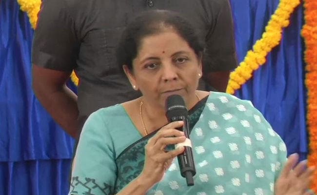 वित्त मंत्री सीतारमण ने कहा - बैंकों के विलय से नहीं जायेगी किसी की नौकरी