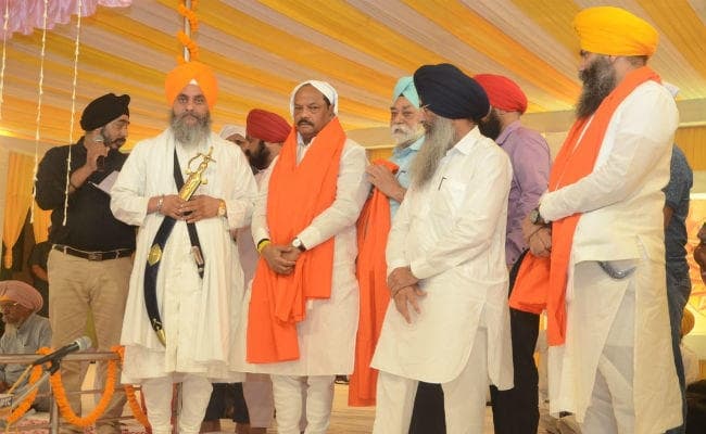 रांची : गुरुनानक स्कूल में आयोजित श्री गुरुनानक देव जी के 550वें प्रकाश पर्व में शामिल हुए CM रघुवर