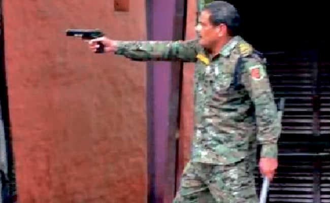 लाठी पर भारी पड़ी ईंट, तो सीपी ने तानी रिवाल्वर