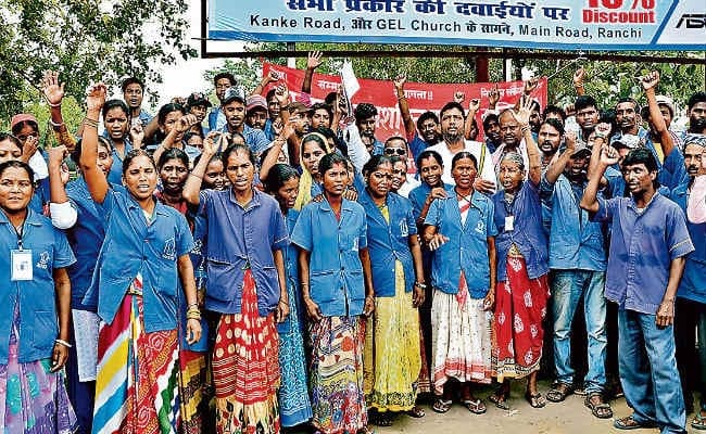 रांची : रेलवे के सफाई कर्मचारियों ने की हड़ताल ठेकेदार पर पैसे हड़पने का आरोप लगाया